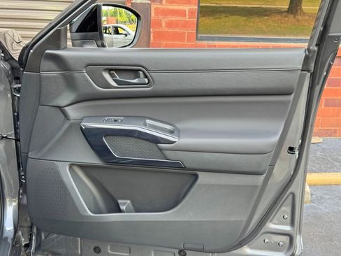 Used 2025 Nissan Pathfinder S FWD image 39