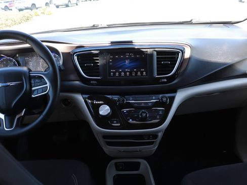 Used 2020 Chrysler Voyager L FWD image 14