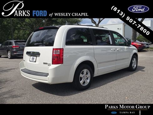 Used 2010 Dodge Grand Caravan SXT FWD image 4