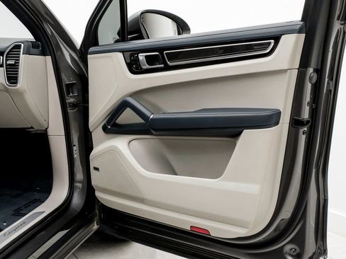Used 2019 Porsche Cayenne image 38