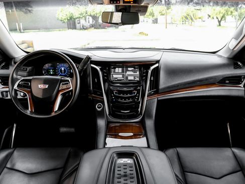 Used 2017 Cadillac Escalade Luxury image 16
