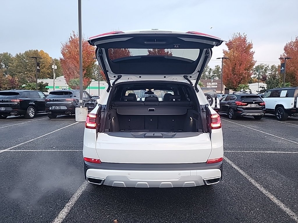 Used 2022 BMW X5 xDrive40i w/ Parking Assistance Package AWD/4WD image 16