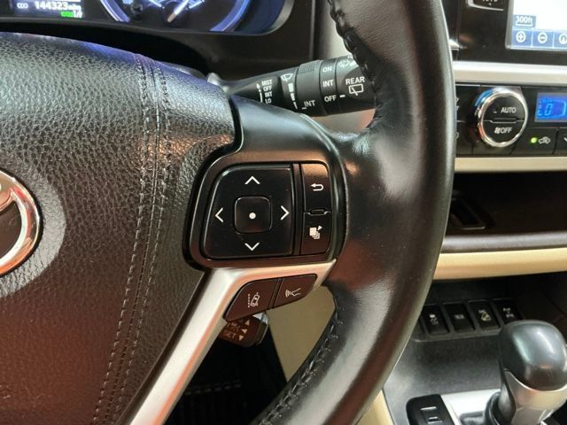 Used 2018 Toyota Highlander XLE AWD/4WD image 28