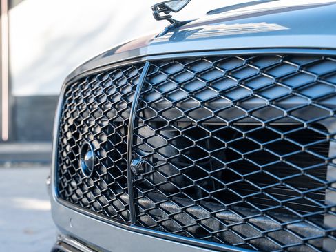 Used 2025 Bentley Flying Spur Plug-In Hybrid AWD/4WD image 9