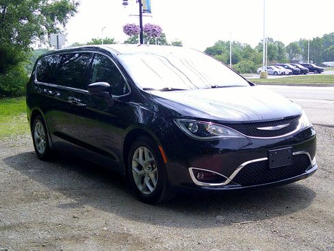 Used 2018 Chrysler Pacifica Touring Plus w/ Tire & Wheel Group image 3
