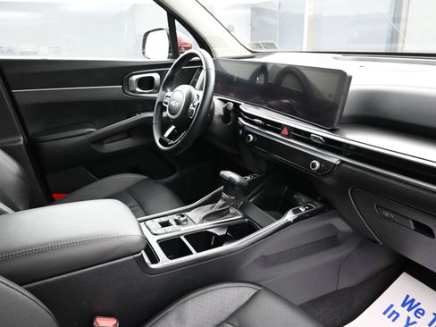 Used 2025 Kia Sorento S image 32