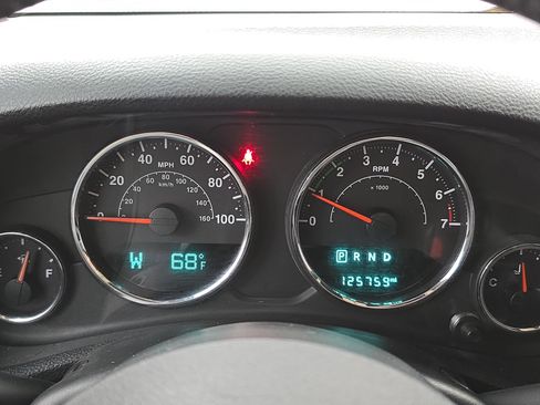 Used 2015 Jeep Wrangler Unlimited Rubicon w/ Connectivity Group image 18