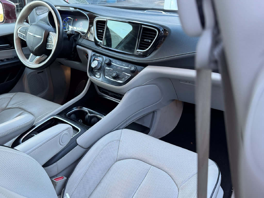 Used 2021 Chrysler Pacifica Limited w/ Uconnect Theater Family Group FWD image 24