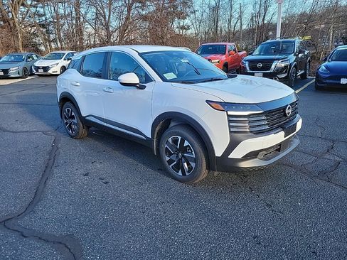 Used 2025 Nissan Kicks SV w/ Charging Package image 9