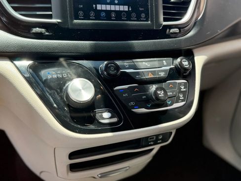 Used 2019 Chrysler Pacifica Touring-L FWD image 35