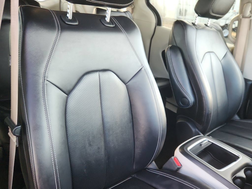 Used 2024 Chrysler Pacifica Touring-L FWD image 15