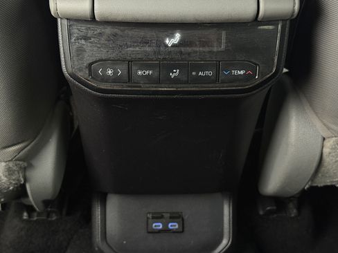 Used 2022 Toyota Highlander LE image 32