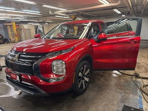 Used 2025 Mitsubishi Outlander SE image 4