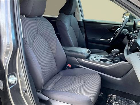 Used 2024 Toyota Highlander LE image 28