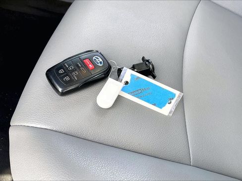 Used 2025 Toyota Sienna XLE FWD image 17