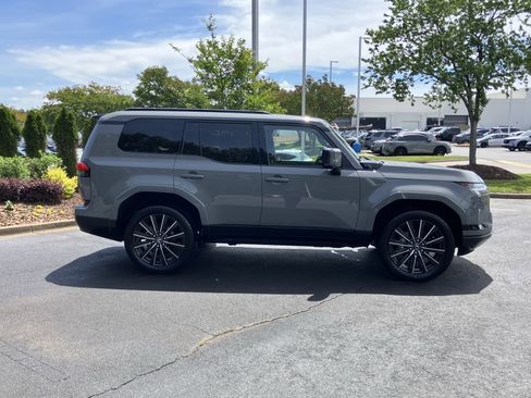 Used 2024 Lexus GX 550 w/ Accessory Package (2T) AWD/4WD image 11
