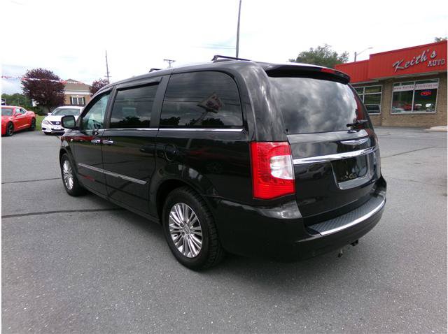 Used 2014 Chrysler Town & Country Touring-L FWD image 15