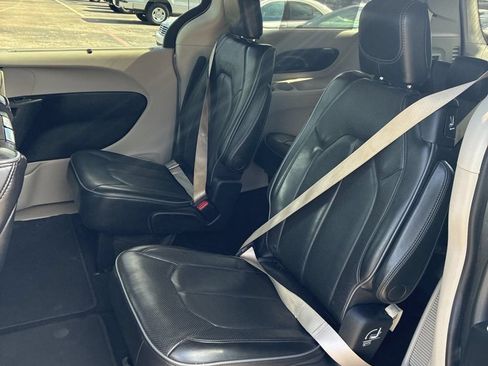 Used 2017 Chrysler Pacifica Limited w/ UConnect Theater Package FWD image 15