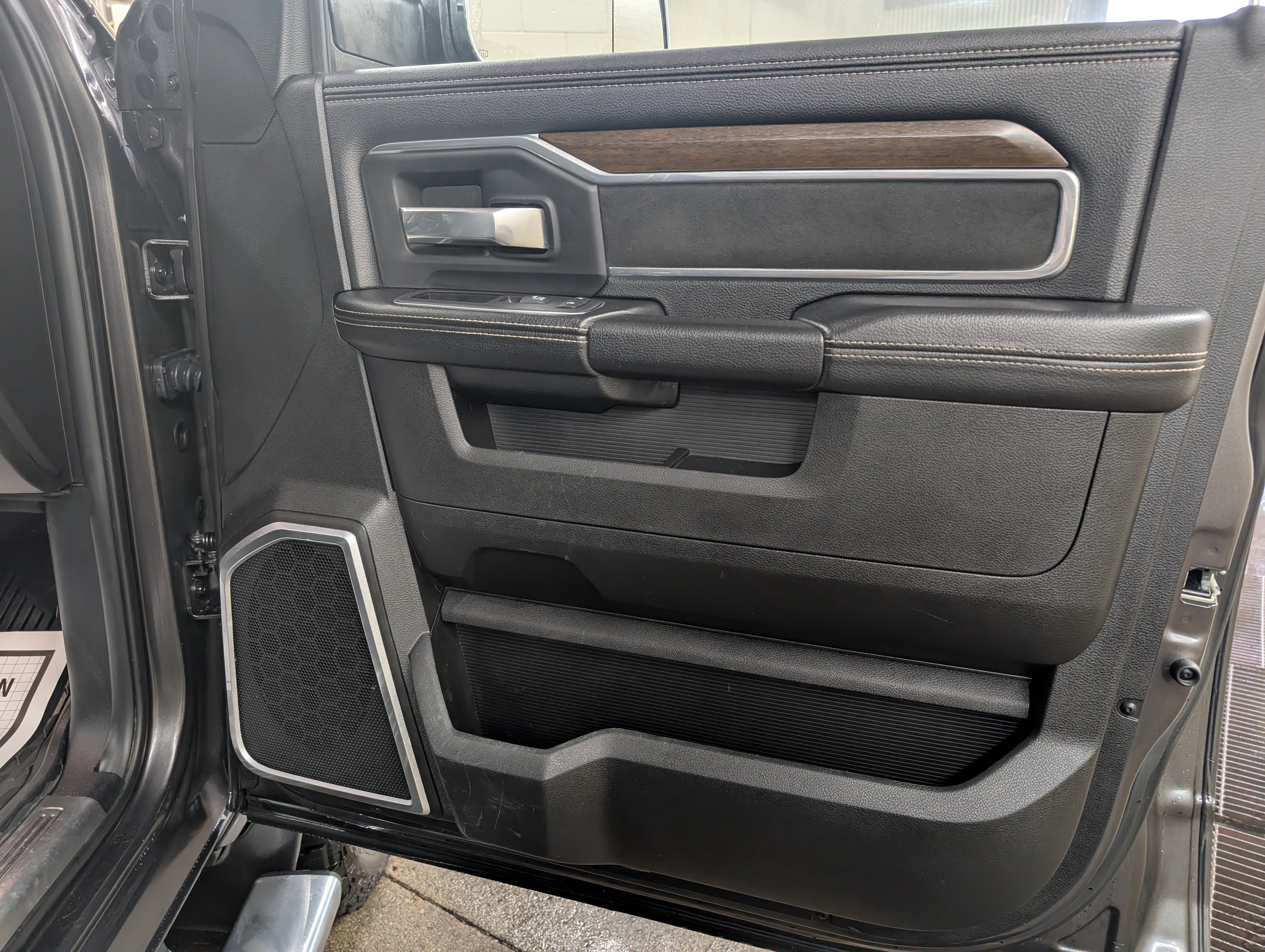 Used 2022 RAM 3500 Laramie AWD/4WD image 5