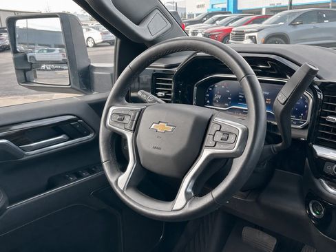 Used 2022 Chevrolet Silverado 1500 LT AWD/4WD image 17