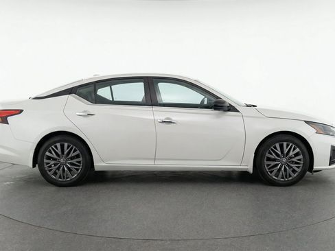 Used 2025 Nissan Altima 2.5 SV FWD image 11