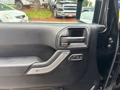 Used 2014 Jeep Wrangler Unlimited Rubicon w/ Connectivity Group AWD/4WD image 19