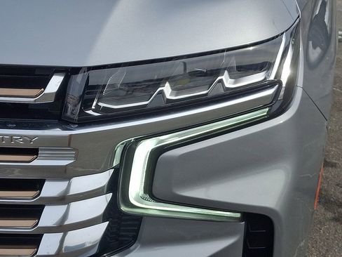 Used 2024 Chevrolet Suburban High Country image 9