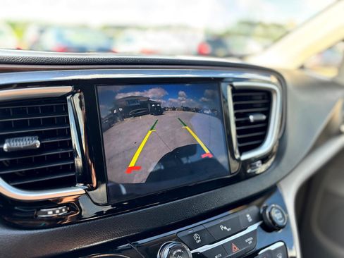 Used 2018 Chrysler Pacifica Touring-L image 16