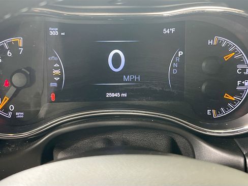 Used 2022 Jeep Grand Cherokee Laredo X image 12