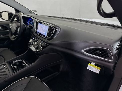 New 2026 Chrysler Pacifica Limited w/ Uconnect Theater Family Group image 30