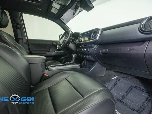 Used 2019 Toyota Tacoma TRD Sport AWD/4WD image 44