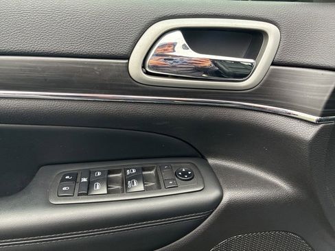 Used 2021 Jeep Grand Cherokee Limited image 17