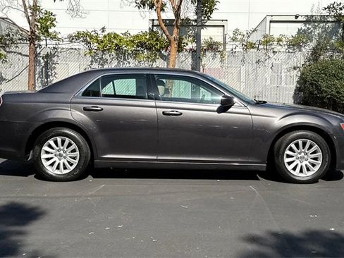 Used 2014 Chrysler 300 image 3