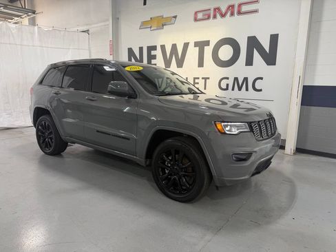 Used 2022 Jeep Grand Cherokee Laredo X AWD/4WD image 2