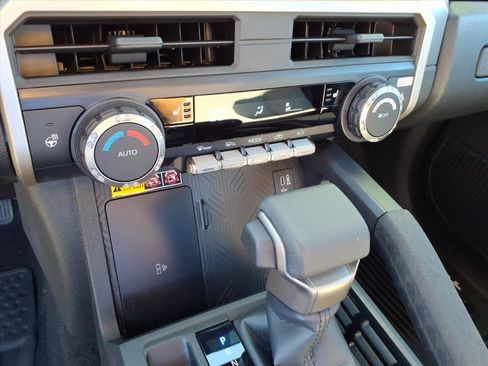 Used 2024 Toyota Tacoma SR5 AWD/4WD image 32