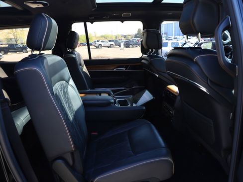 Used 2022 Jeep Grand Wagoneer Series III AWD/4WD image 11