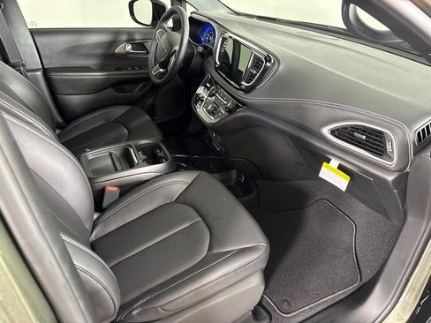 New 2027 Chrysler Pacifica Select FWD image 16