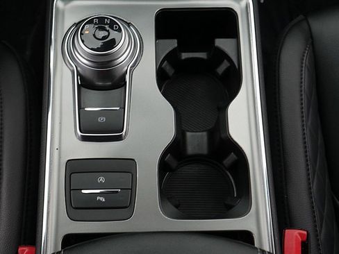 Used 2024 Ford Edge Titanium image 23