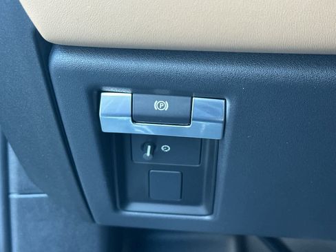 Used 2025 Land Rover Defender 110 V8 image 32