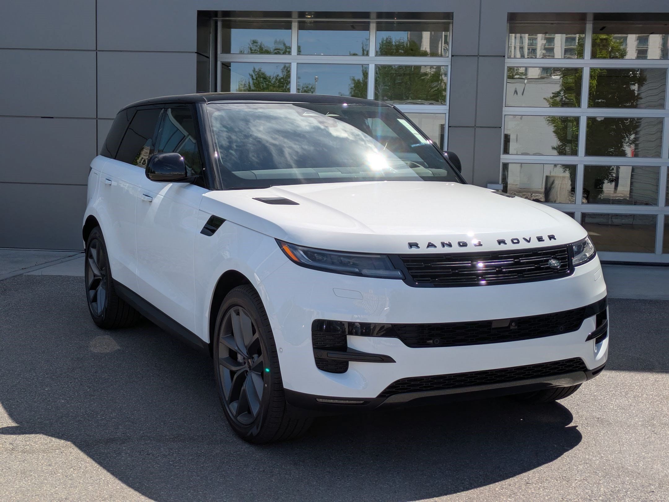 New 2026 Land Rover Range Rover Sport SE AWD/4WD image 3