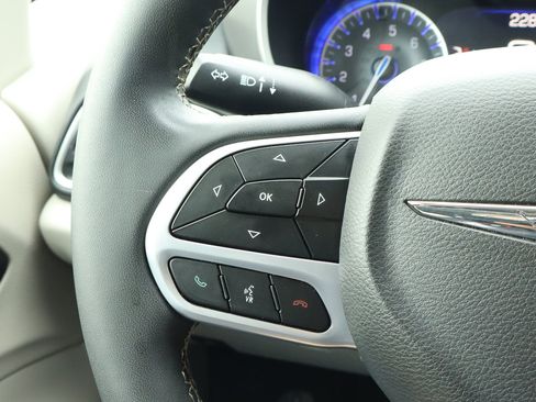 Used 2022 Chrysler Pacifica Touring-L image 29