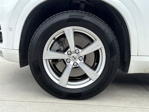 Used 2017 Volvo XC90 T5 Momentum w/ Vision Package image 9