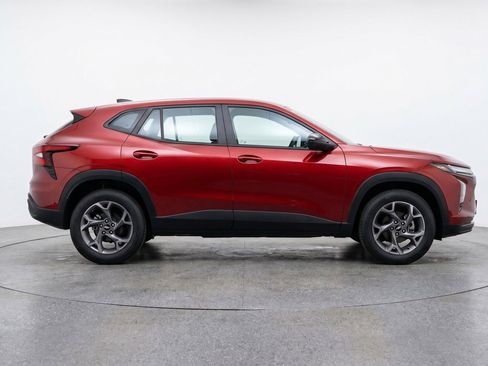 Used 2025 Chevrolet Trax LT FWD image 11