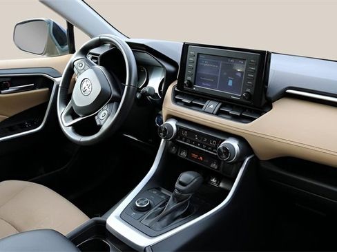 Used 2021 Toyota RAV4 XLE w/ Convenience Package image 19