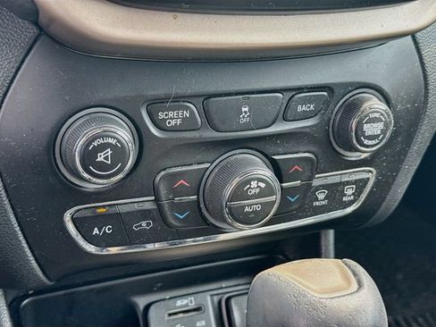 Used 2014 Jeep Cherokee Limited w/ Luxury Group FWD image 18