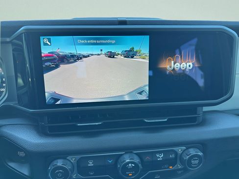 Used 2024 Jeep Gladiator Sport AWD/4WD image 22