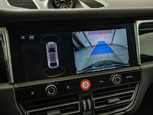 Certified 2025 Porsche Macan AWD/4WD image 29