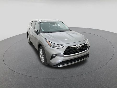 New 2026 Toyota Highlander Platinum image 14
