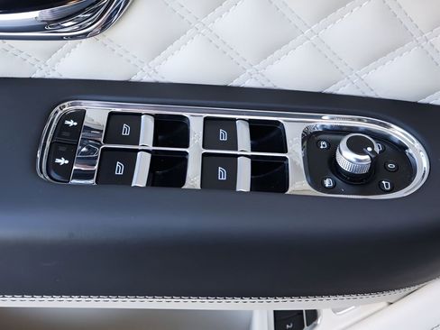 Used 2021 Bentley Bentayga Base image 13