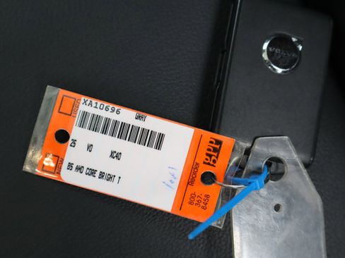 Certified 2025 Volvo XC40 B5 Core image 41